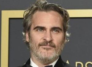 Un terrorista obliga al Presidente ucraniano a recomendar una película de Joaquin Phoenix